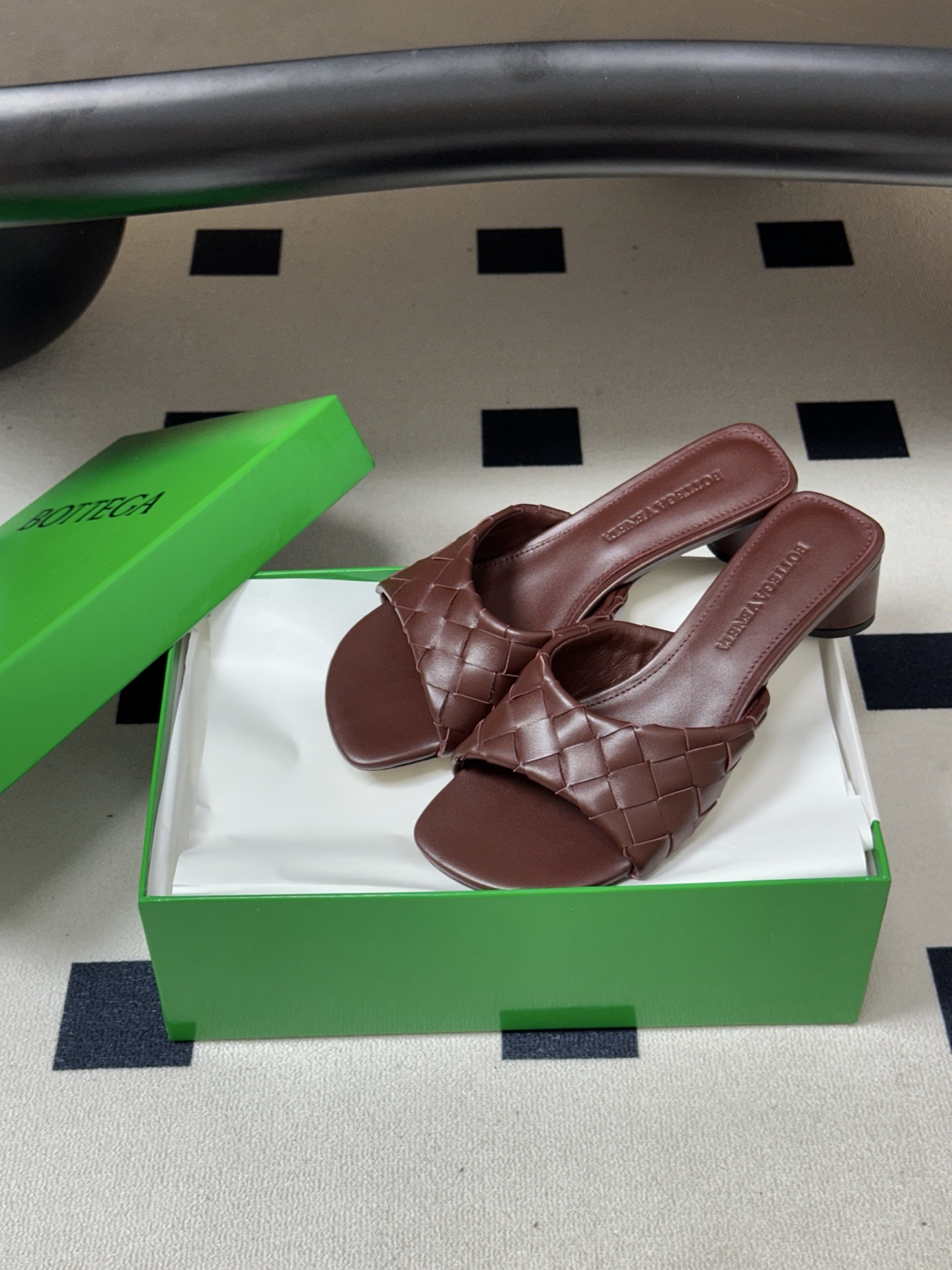 顶级品质 BOTTEGA VENETA 葆蝶家 2026夏季新款 BV Livia穆勒编织凉拖鞋鱼嘴小矮跟凉拖鞋 经典I 顶级品质 BOTTEGA VENETA 葆蝶家 2026夏季新款 BV Livia穆勒编织凉拖鞋鱼嘴小矮跟凉拖鞋 经典I