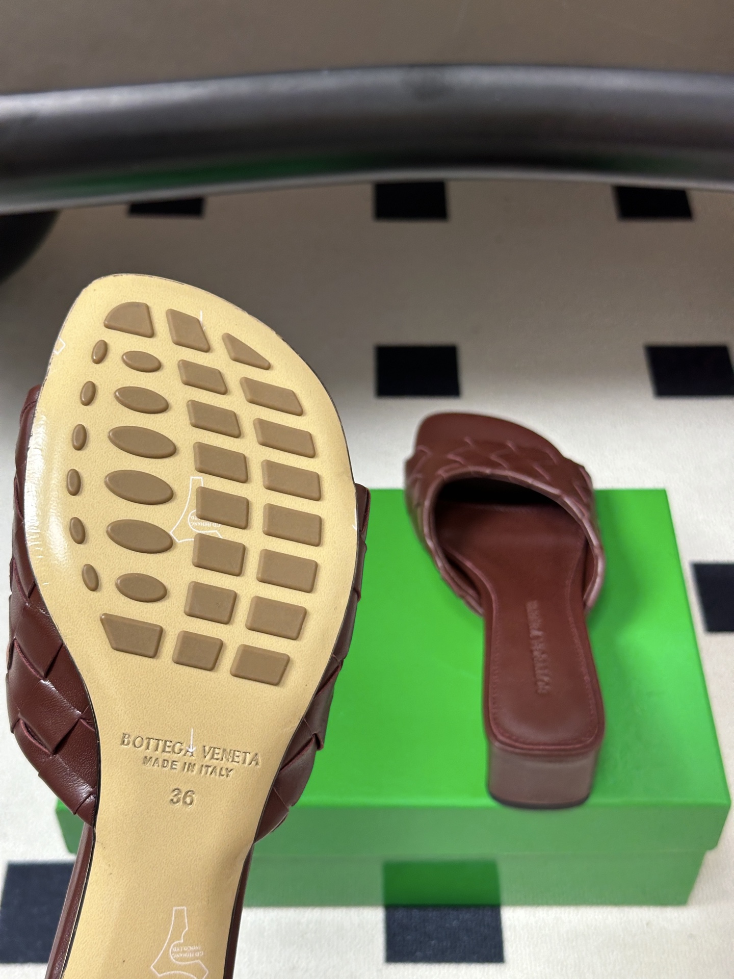 顶级品质 BOTTEGA VENETA 葆蝶家 2026夏季新款 BV Livia穆勒编织凉拖鞋鱼嘴小矮跟凉拖鞋 经典I 顶级品质 BOTTEGA VENETA 葆蝶家 2026夏季新款 BV Livia穆勒编织凉拖鞋鱼嘴小矮跟凉拖鞋 经典I