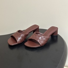 顶级品质 BOTTEGA VENETA 葆蝶家 2026夏季新款 BV Livia穆勒编织凉拖鞋鱼嘴小矮跟凉拖鞋 经典I 顶级品质 BOTTEGA VENETA 葆蝶家 2026夏季新款 BV Livia穆勒编织凉拖鞋鱼嘴小矮跟凉拖鞋 经典I