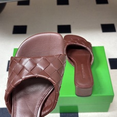 顶级品质 BOTTEGA VENETA 葆蝶家 2026夏季新款 BV Livia穆勒编织凉拖鞋鱼嘴小矮跟凉拖鞋 经典I 顶级品质 BOTTEGA VENETA 葆蝶家 2026夏季新款 BV Livia穆勒编织凉拖鞋鱼嘴小矮跟凉拖鞋 经典I