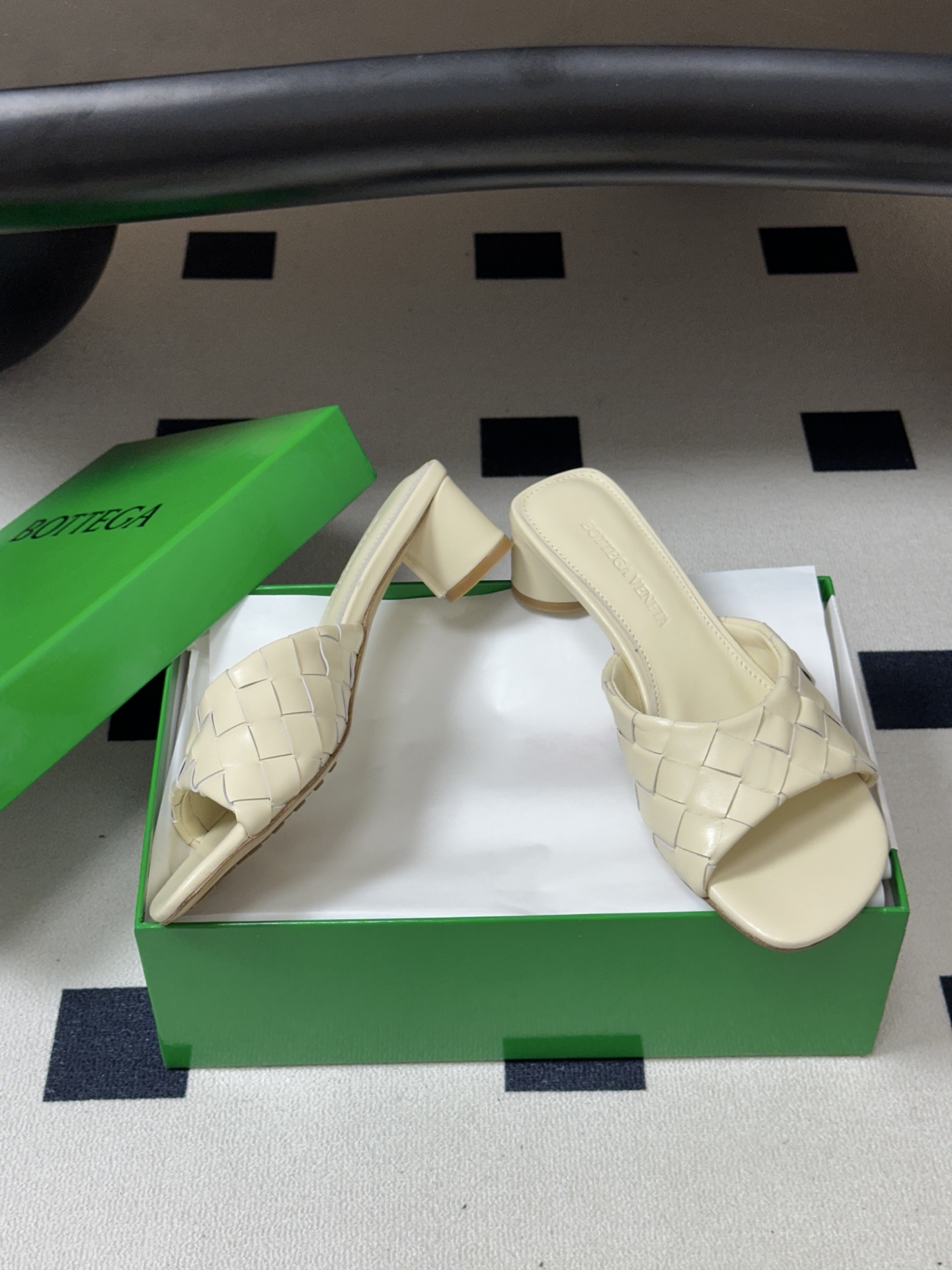 顶级品质 BOTTEGA VENETA 葆蝶家 2026夏季新款 BV Livia穆勒编织凉拖鞋鱼嘴小矮跟凉拖鞋 经典I 顶级品质 BOTTEGA VENETA 葆蝶家 2026夏季新款 BV Livia穆勒编织凉拖鞋鱼嘴小矮跟凉拖鞋 经典I