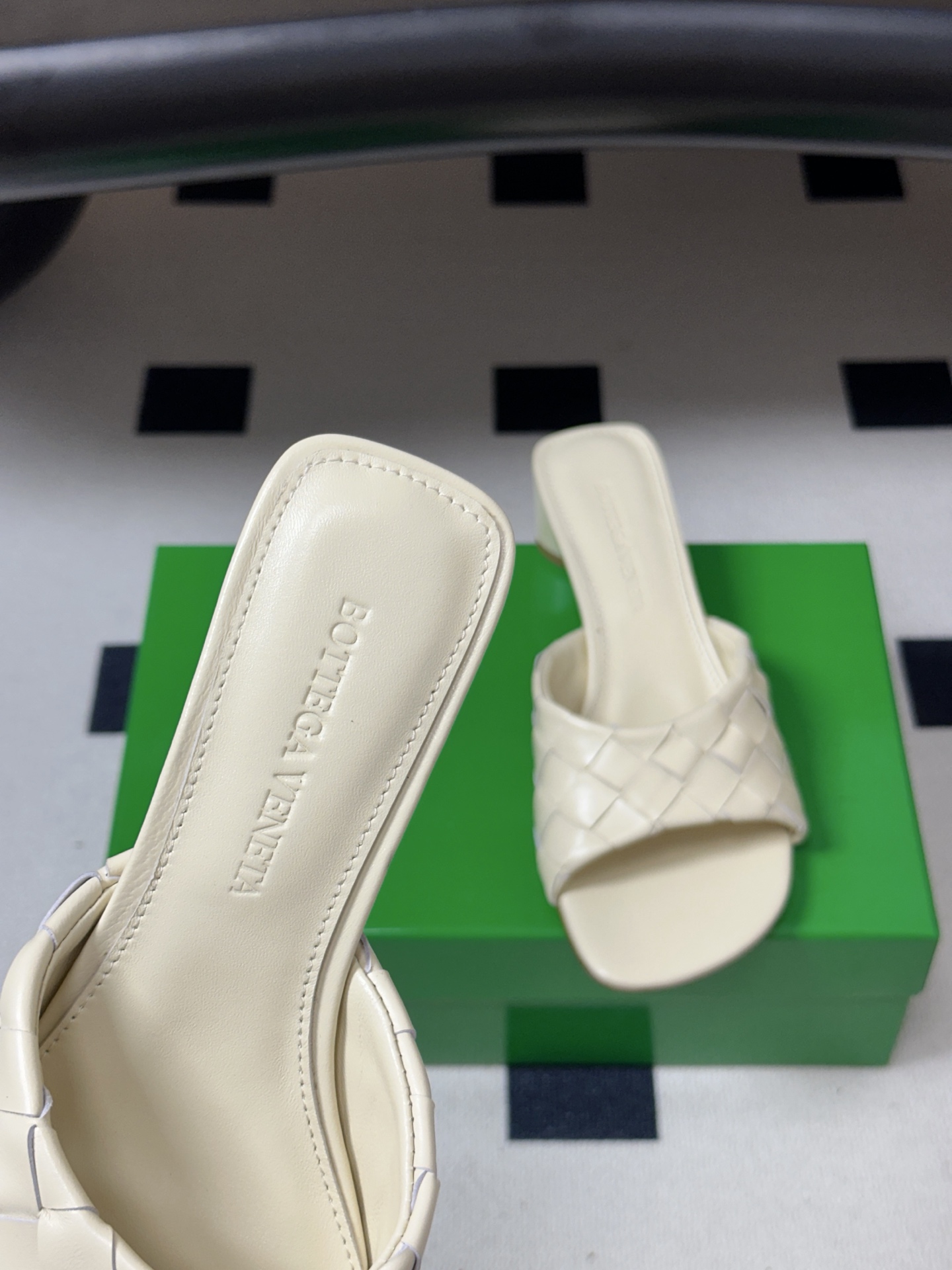 顶级品质 BOTTEGA VENETA 葆蝶家 2026夏季新款 BV Livia穆勒编织凉拖鞋鱼嘴小矮跟凉拖鞋 经典I 顶级品质 BOTTEGA VENETA 葆蝶家 2026夏季新款 BV Livia穆勒编织凉拖鞋鱼嘴小矮跟凉拖鞋 经典I