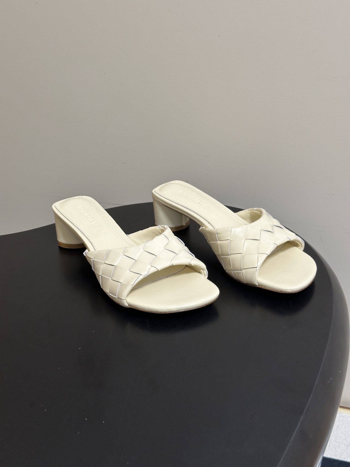 顶级品质 BOTTEGA VENETA 葆蝶家 2026夏季新款 BV Livia穆勒编织凉拖鞋鱼嘴小矮跟凉拖鞋 经典I 顶级品质 BOTTEGA VENETA 葆蝶家 2026夏季新款 BV Livia穆勒编织凉拖鞋鱼嘴小矮跟凉拖鞋 经典I