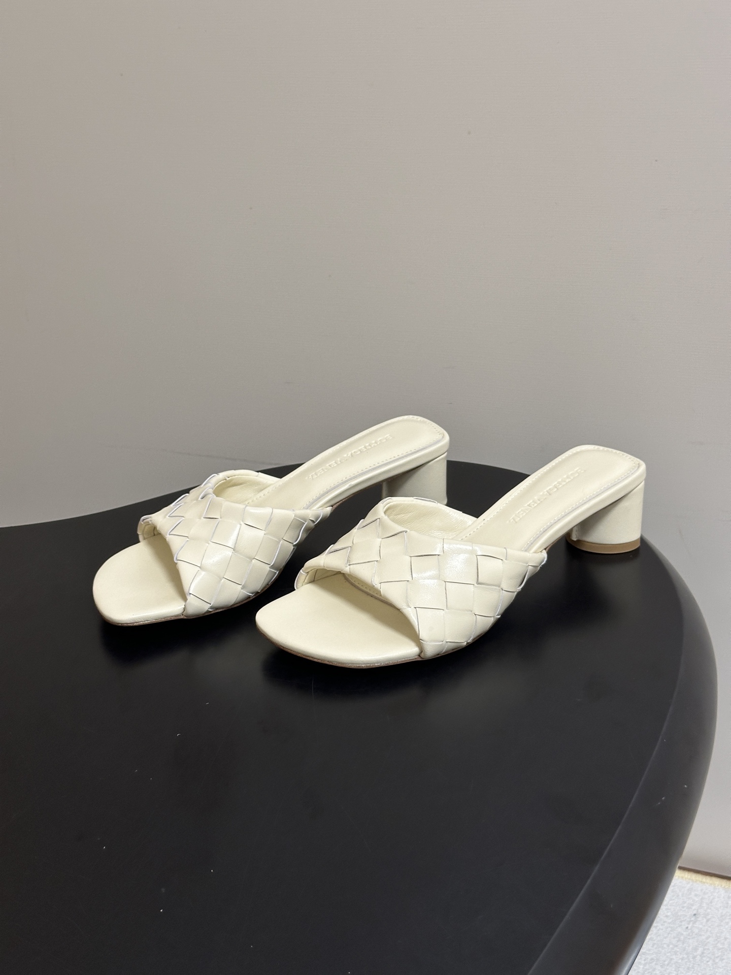 顶级品质 BOTTEGA VENETA 葆蝶家 2026夏季新款 BV Livia穆勒编织凉拖鞋鱼嘴小矮跟凉拖鞋 经典I 顶级品质 BOTTEGA VENETA 葆蝶家 2026夏季新款 BV Livia穆勒编织凉拖鞋鱼嘴小矮跟凉拖鞋 经典I