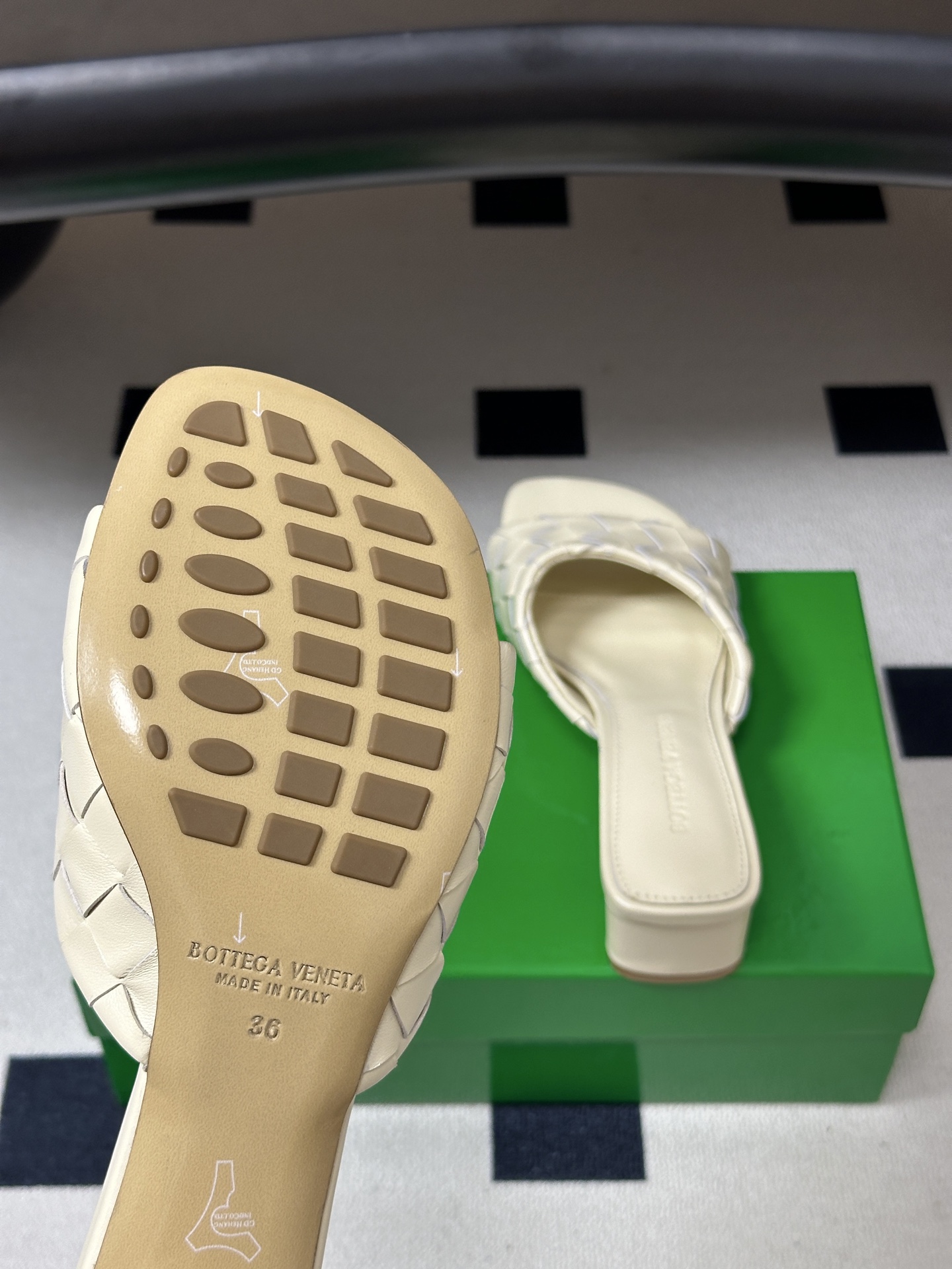 顶级品质 BOTTEGA VENETA 葆蝶家 2026夏季新款 BV Livia穆勒编织凉拖鞋鱼嘴小矮跟凉拖鞋 经典I 顶级品质 BOTTEGA VENETA 葆蝶家 2026夏季新款 BV Livia穆勒编织凉拖鞋鱼嘴小矮跟凉拖鞋 经典I