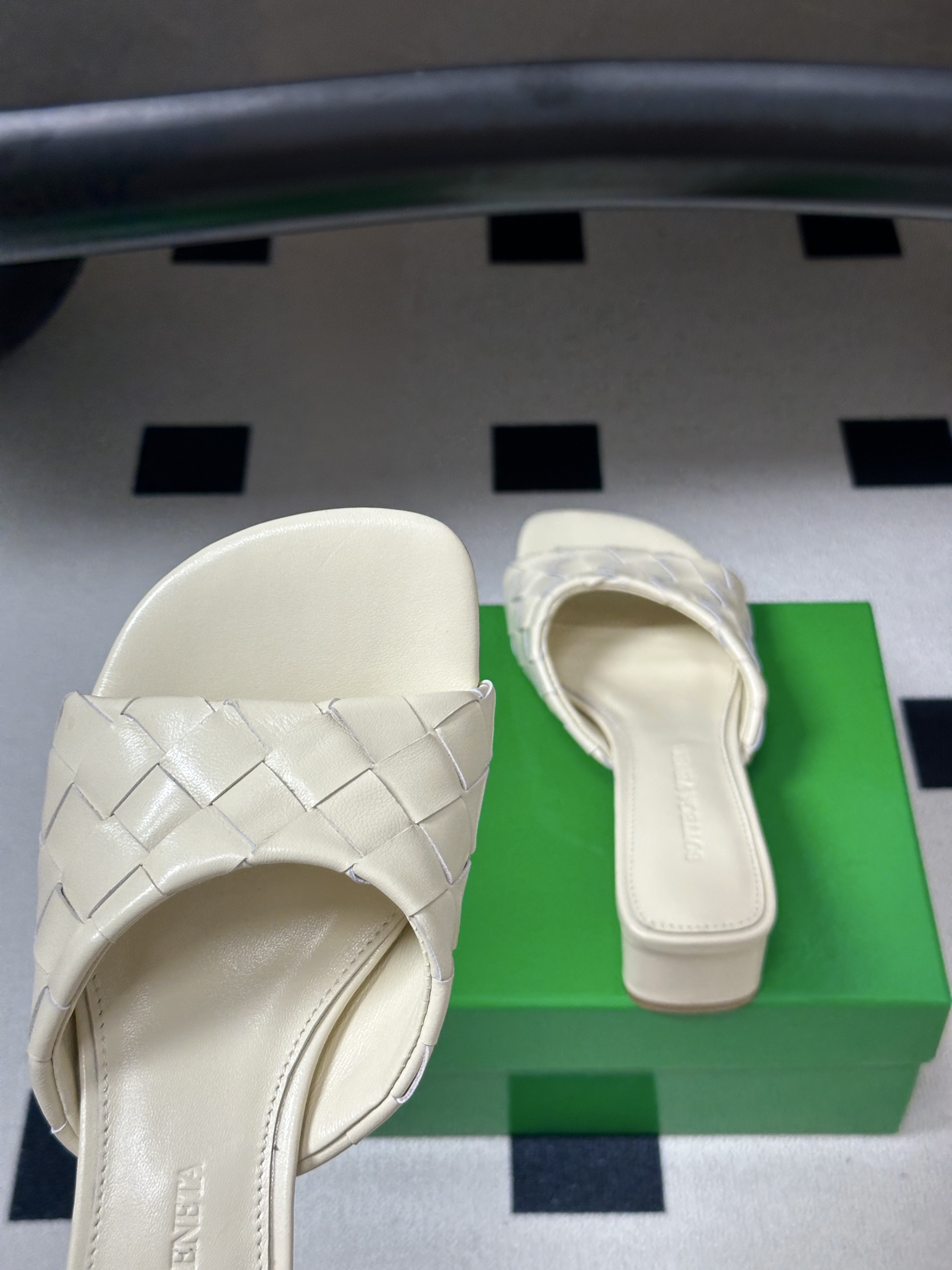 顶级品质 BOTTEGA VENETA 葆蝶家 2026夏季新款 BV Livia穆勒编织凉拖鞋鱼嘴小矮跟凉拖鞋 经典I 顶级品质 BOTTEGA VENETA 葆蝶家 2026夏季新款 BV Livia穆勒编织凉拖鞋鱼嘴小矮跟凉拖鞋 经典I