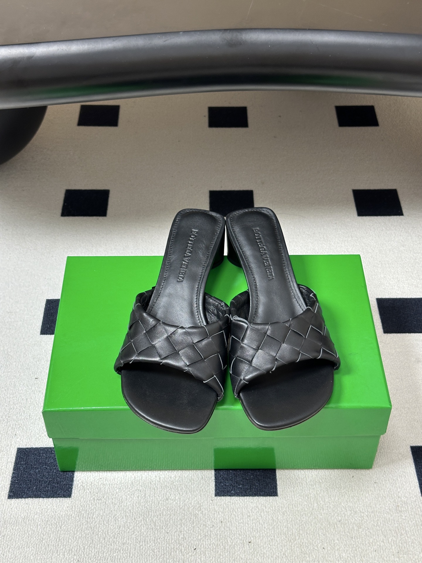 顶级品质 BOTTEGA VENETA 葆蝶家 2026夏季新款 BV Livia穆勒编织凉拖鞋鱼嘴小矮跟凉拖鞋 经典I 顶级品质 BOTTEGA VENETA 葆蝶家 2026夏季新款 BV Livia穆勒编织凉拖鞋鱼嘴小矮跟凉拖鞋 经典I