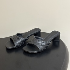 顶级品质 BOTTEGA VENETA 葆蝶家 2026夏季新款 BV Livia穆勒编织凉拖鞋鱼嘴小矮跟凉拖鞋 经典I 顶级品质 BOTTEGA VENETA 葆蝶家 2026夏季新款 BV Livia穆勒编织凉拖鞋鱼嘴小矮跟凉拖鞋 经典I