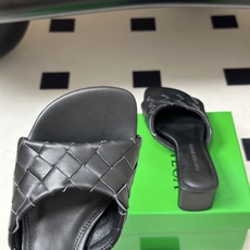顶级品质 BOTTEGA VENETA 葆蝶家 2026夏季新款 BV Livia穆勒编织凉拖鞋鱼嘴小矮跟凉拖鞋 经典I 顶级品质 BOTTEGA VENETA 葆蝶家 2026夏季新款 BV Livia穆勒编织凉拖鞋鱼嘴小矮跟凉拖鞋 经典I