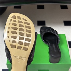 顶级品质 BOTTEGA VENETA 葆蝶家 2026夏季新款 BV Livia穆勒编织凉拖鞋鱼嘴小矮跟凉拖鞋 经典I 顶级品质 BOTTEGA VENETA 葆蝶家 2026夏季新款 BV Livia穆勒编织凉拖鞋鱼嘴小矮跟凉拖鞋 经典I