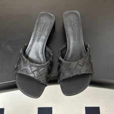 顶级品质 BOTTEGA VENETA 葆蝶家 2026夏季新款 BV Livia穆勒编织凉拖鞋鱼嘴小矮跟凉拖鞋 经典I 顶级品质 BOTTEGA VENETA 葆蝶家 2026夏季新款 BV Livia穆勒编织凉拖鞋鱼嘴小矮跟凉拖鞋 经典I