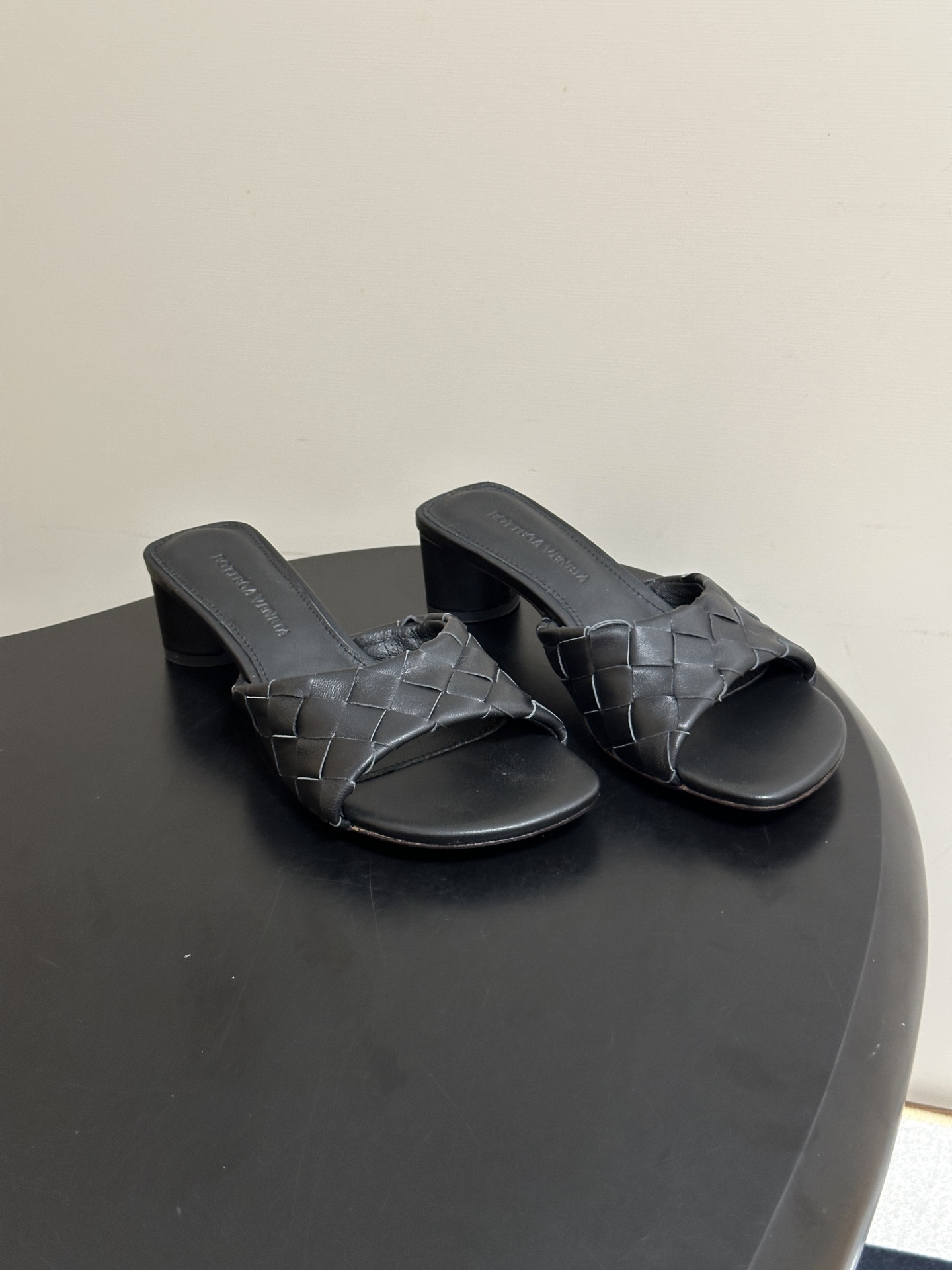 NO:924262,-Top quality BOTTEGA VENETA 2026 new summer model BV Livia Muller woven sandals, fish mouth small heel sandals, classic Intrecciato hand-woven texture, 12mm soft sole height, relaxed feeling when stepping on the feet without pressuring the feet. The square toe drags minimalist lines, and the low-saturated leather brings nobility!  It is suitable for daily commuting and vacation travel. It is low-key and has no logo. Texture is the best logo!  The most beautiful fairy slippers are here, the popular knotted Mule slippers are a must-have!  The exquisite imported super soft sheep leather has a unique texture!  Exquisite twist decoration, simple and elegant!  The low heel does not tire your feet and is super stable for walking!  A must-have item for spring and summer!  Wear it casually with skirts or trousers, it will look very atmospheric. The rich daughter’s lazy and high-end sense will directly fill her!  Bottega Veneta is dedicated to every female gentleman who walks with style. Custom woven cowhide on the upper, cowhide on the lining, Italian leather injection outsole, 4cm heel, size 35-39 (40.41.42 custom made, non-refundable), slippers, bottega veneta,bottega veneta,bottega veneta,slippers,skirts,cowhide,sheepskin19860909-顶级品质 BOTTEGA VENETA 葆蝶家 2026夏季新款 BV Livia穆勒编织凉拖鞋鱼嘴小矮跟凉拖鞋 经典Intrecciato手工编织肌理,12mm柔和底高,踩感松弛不压脚.方头一片拖极简线条,低饱和皮质自带贵气！日常通勤、度假出行都适配,低调无logo,质感就是最好的标识！绝美神仙拖鞋来啦爆款打结穆勒拖必入！细腻进口超软绵羊皮质感一绝！精致扭结装饰 简约又显贵！低跟不累脚,走路超稳！春夏刚需单品！随便搭裙子、裤子都超有氛围感 富家千金慵懒高级感直接拉满！葆蝶家 Bottega Veneta 献给每位步履生风的女绅士. 鞋面定制编织牛皮 内里垫脚牛皮 鞋底意大利真皮注塑大底 跟高4cm 码数35-39(40.41.42定做不退换),拖鞋,bottega veneta,bottega veneta,bottega veneta,slippers,skirts,cowhide,sheepskin,Women's Shoes