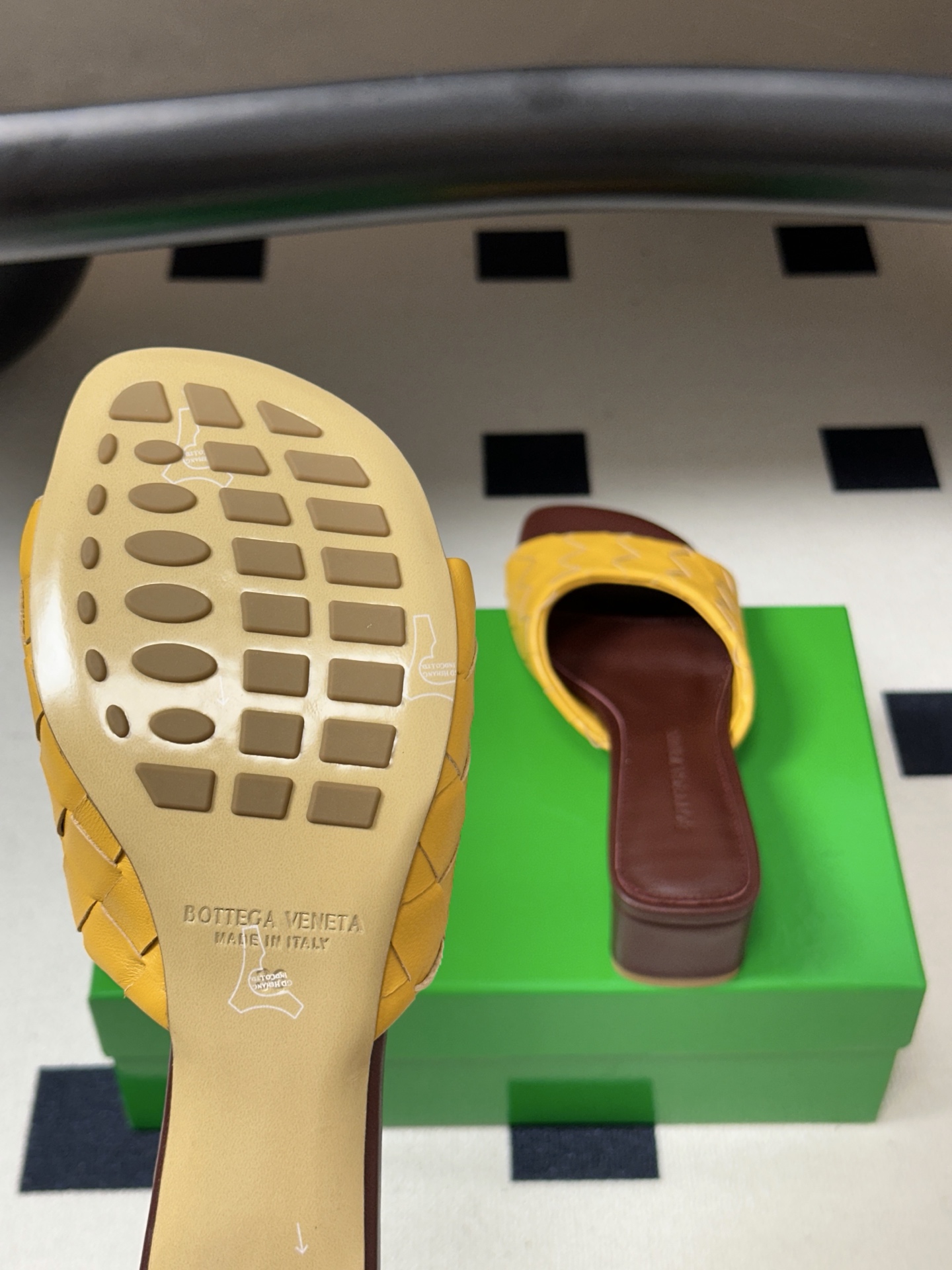 顶级品质 BOTTEGA VENETA 葆蝶家 2026夏季新款 BV Livia穆勒编织凉拖鞋鱼嘴小矮跟凉拖鞋 经典I 顶级品质 BOTTEGA VENETA 葆蝶家 2026夏季新款 BV Livia穆勒编织凉拖鞋鱼嘴小矮跟凉拖鞋 经典I