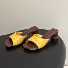顶级品质 BOTTEGA VENETA 葆蝶家 2026夏季新款 BV Livia穆勒编织凉拖鞋鱼嘴小矮跟凉拖鞋 经典I 顶级品质 BOTTEGA VENETA 葆蝶家 2026夏季新款 BV Livia穆勒编织凉拖鞋鱼嘴小矮跟凉拖鞋 经典I