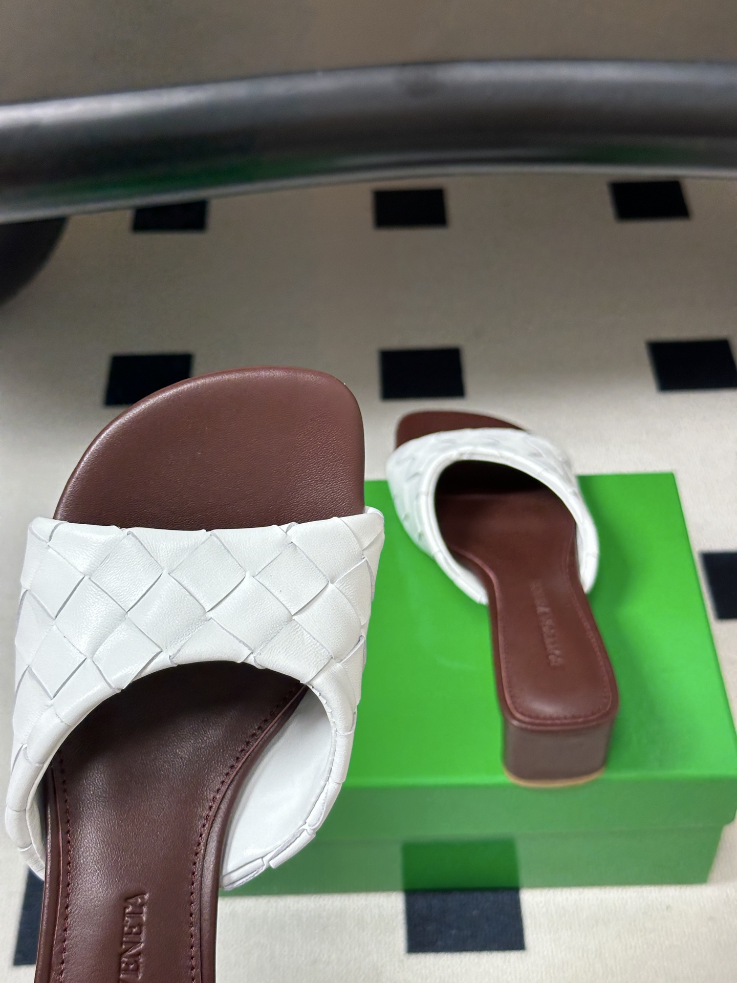 顶级品质 BOTTEGA VENETA 葆蝶家 2026夏季新款 BV Livia穆勒编织凉拖鞋鱼嘴小矮跟凉拖鞋 经典I 顶级品质 BOTTEGA VENETA 葆蝶家 2026夏季新款 BV Livia穆勒编织凉拖鞋鱼嘴小矮跟凉拖鞋 经典I