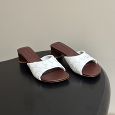 顶级品质 BOTTEGA VENETA 葆蝶家 2026夏季新款 BV Livia穆勒编织凉拖鞋鱼嘴小矮跟凉拖鞋 经典I 顶级品质 BOTTEGA VENETA 葆蝶家 2026夏季新款 BV Livia穆勒编织凉拖鞋鱼嘴小矮跟凉拖鞋 经典I