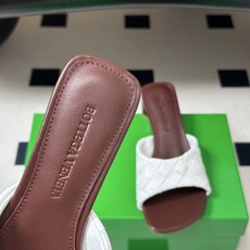 顶级品质 BOTTEGA VENETA 葆蝶家 2026夏季新款 BV Livia穆勒编织凉拖鞋鱼嘴小矮跟凉拖鞋 经典I 顶级品质 BOTTEGA VENETA 葆蝶家 2026夏季新款 BV Livia穆勒编织凉拖鞋鱼嘴小矮跟凉拖鞋 经典I