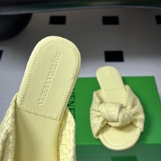 顶级品质 BOTTEGA VENETA 葆蝶家 2026夏季新款 BV Cherry 编织打结穆勒拖鞋系列细高跟/小猫跟 顶级品质 BOTTEGA VENETA 葆蝶家 2026夏季新款 BV Cherry 编织打结穆勒拖鞋系列细高跟/小猫跟