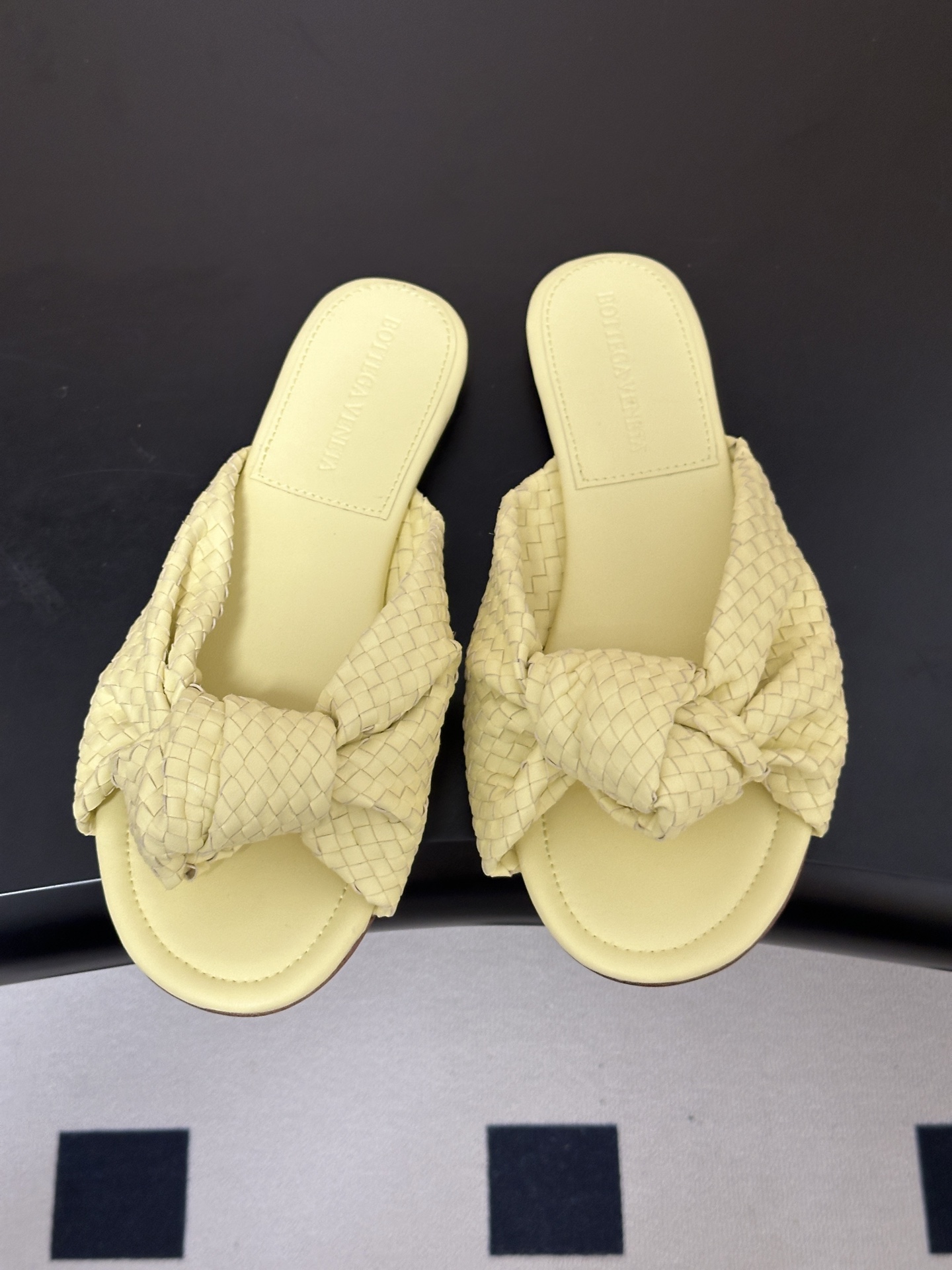 顶级品质 BOTTEGA VENETA 葆蝶家 2026夏季新款 BV Cherry 编织打结穆勒拖鞋系列细高跟/小猫跟 顶级品质 BOTTEGA VENETA 葆蝶家 2026夏季新款 BV Cherry 编织打结穆勒拖鞋系列细高跟/小猫跟