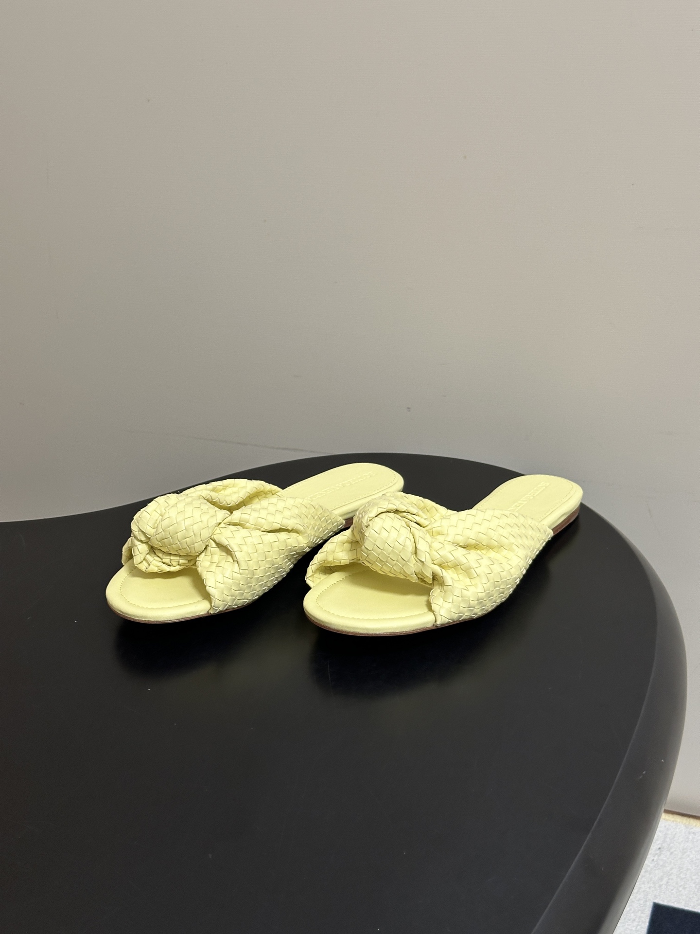 顶级品质 BOTTEGA VENETA 葆蝶家 2026夏季新款 BV Cherry 编织打结穆勒拖鞋系列细高跟/小猫跟 顶级品质 BOTTEGA VENETA 葆蝶家 2026夏季新款 BV Cherry 编织打结穆勒拖鞋系列细高跟/小猫跟