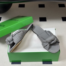 顶级品质 BOTTEGA VENETA 葆蝶家 2026夏季新款 BV Cherry 编织打结穆勒拖鞋系列细高跟/小猫跟 顶级品质 BOTTEGA VENETA 葆蝶家 2026夏季新款 BV Cherry 编织打结穆勒拖鞋系列细高跟/小猫跟