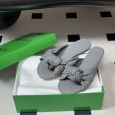 顶级品质 BOTTEGA VENETA 葆蝶家 2026夏季新款 BV Cherry 编织打结穆勒拖鞋系列细高跟/小猫跟 顶级品质 BOTTEGA VENETA 葆蝶家 2026夏季新款 BV Cherry 编织打结穆勒拖鞋系列细高跟/小猫跟
