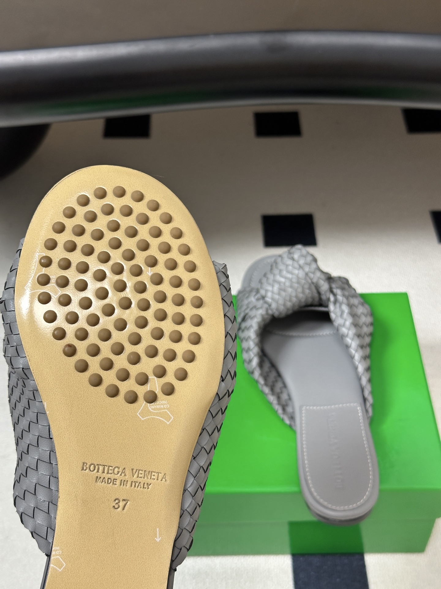 顶级品质 BOTTEGA VENETA 葆蝶家 2026夏季新款 BV Cherry 编织打结穆勒拖鞋系列细高跟/小猫跟 顶级品质 BOTTEGA VENETA 葆蝶家 2026夏季新款 BV Cherry 编织打结穆勒拖鞋系列细高跟/小猫跟