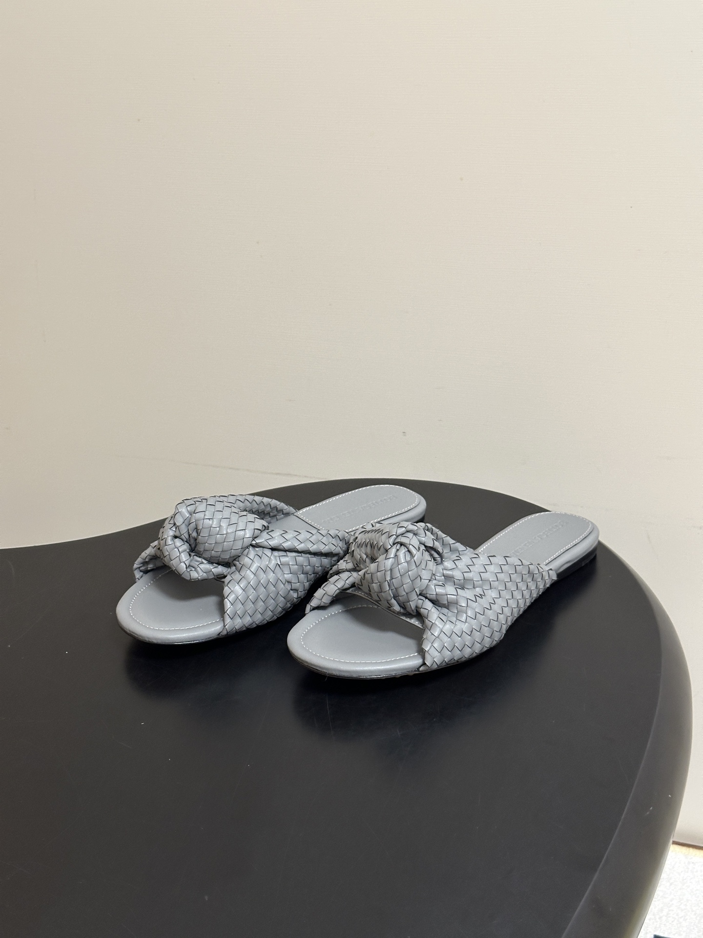 顶级品质 BOTTEGA VENETA 葆蝶家 2026夏季新款 BV Cherry 编织打结穆勒拖鞋系列细高跟/小猫跟 顶级品质 BOTTEGA VENETA 葆蝶家 2026夏季新款 BV Cherry 编织打结穆勒拖鞋系列细高跟/小猫跟