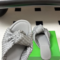 顶级品质 BOTTEGA VENETA 葆蝶家 2026夏季新款 BV Cherry 编织打结穆勒拖鞋系列细高跟/小猫跟 顶级品质 BOTTEGA VENETA 葆蝶家 2026夏季新款 BV Cherry 编织打结穆勒拖鞋系列细高跟/小猫跟