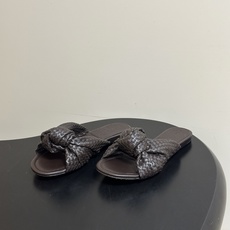 顶级品质 BOTTEGA VENETA 葆蝶家 2026夏季新款 BV Cherry 编织打结穆勒拖鞋系列细高跟/小猫跟 顶级品质 BOTTEGA VENETA 葆蝶家 2026夏季新款 BV Cherry 编织打结穆勒拖鞋系列细高跟/小猫跟