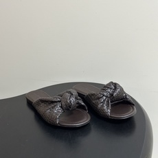 顶级品质 BOTTEGA VENETA 葆蝶家 2026夏季新款 BV Cherry 编织打结穆勒拖鞋系列细高跟/小猫跟 顶级品质 BOTTEGA VENETA 葆蝶家 2026夏季新款 BV Cherry 编织打结穆勒拖鞋系列细高跟/小猫跟