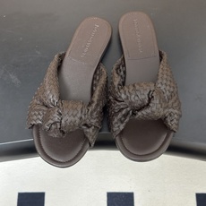 顶级品质 BOTTEGA VENETA 葆蝶家 2026夏季新款 BV Cherry 编织打结穆勒拖鞋系列细高跟/小猫跟 顶级品质 BOTTEGA VENETA 葆蝶家 2026夏季新款 BV Cherry 编织打结穆勒拖鞋系列细高跟/小猫跟
