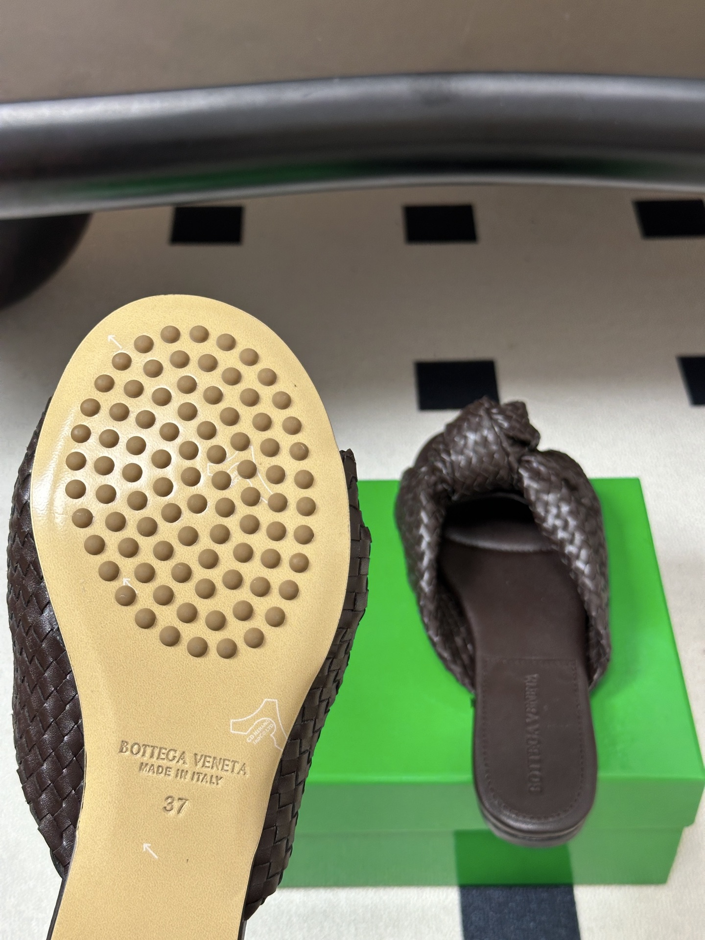顶级品质 BOTTEGA VENETA 葆蝶家 2026夏季新款 BV Cherry 编织打结穆勒拖鞋系列细高跟/小猫跟 顶级品质 BOTTEGA VENETA 葆蝶家 2026夏季新款 BV Cherry 编织打结穆勒拖鞋系列细高跟/小猫跟