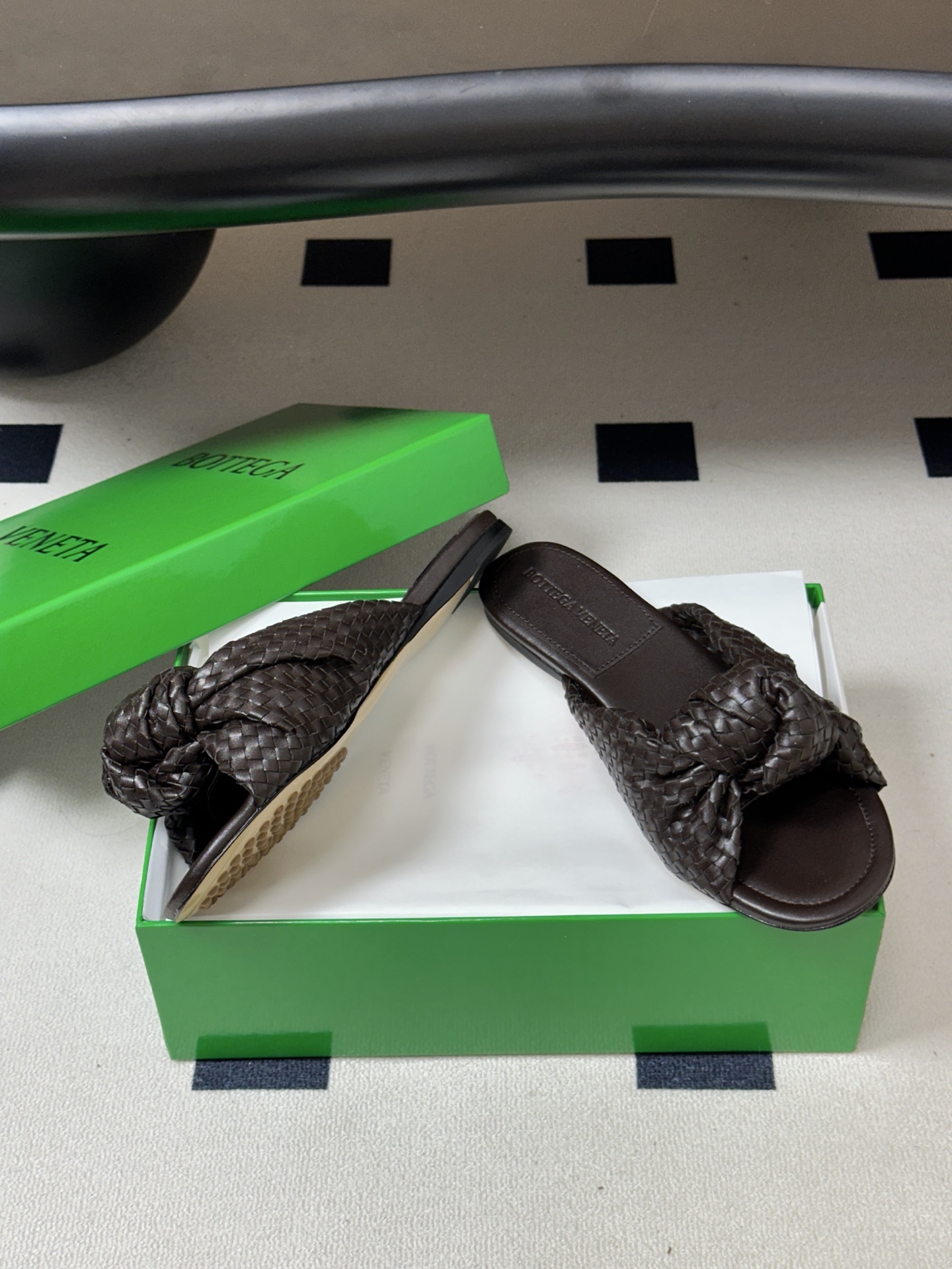 顶级品质 BOTTEGA VENETA 葆蝶家 2026夏季新款 BV Cherry 编织打结穆勒拖鞋系列细高跟/小猫跟 顶级品质 BOTTEGA VENETA 葆蝶家 2026夏季新款 BV Cherry 编织打结穆勒拖鞋系列细高跟/小猫跟