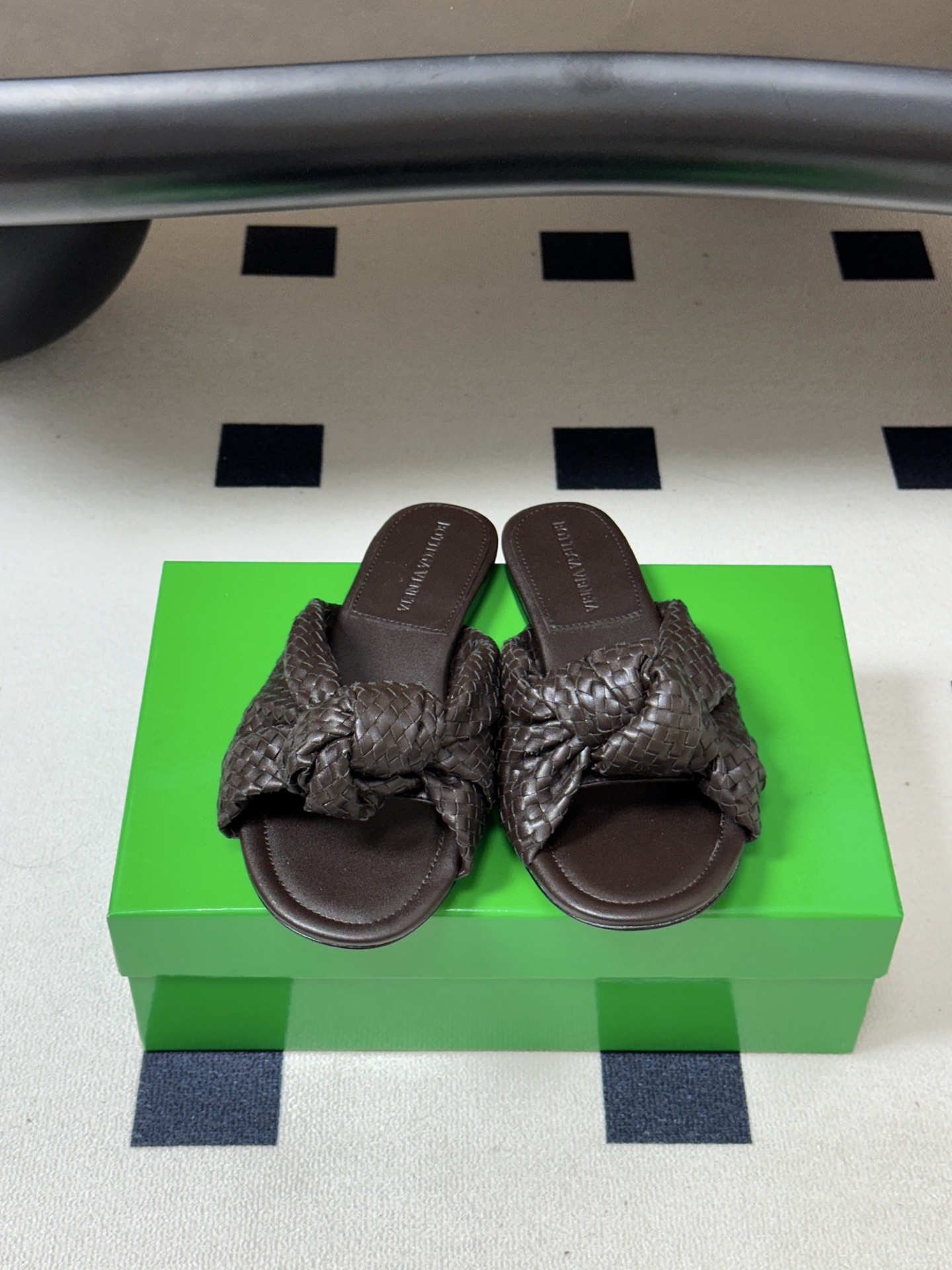 顶级品质 BOTTEGA VENETA 葆蝶家 2026夏季新款 BV Cherry 编织打结穆勒拖鞋系列细高跟/小猫跟 顶级品质 BOTTEGA VENETA 葆蝶家 2026夏季新款 BV Cherry 编织打结穆勒拖鞋系列细高跟/小猫跟