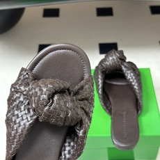顶级品质 BOTTEGA VENETA 葆蝶家 2026夏季新款 BV Cherry 编织打结穆勒拖鞋系列细高跟/小猫跟 顶级品质 BOTTEGA VENETA 葆蝶家 2026夏季新款 BV Cherry 编织打结穆勒拖鞋系列细高跟/小猫跟