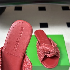 顶级品质 BOTTEGA VENETA 葆蝶家 2026夏季新款 BV Cherry 编织打结穆勒拖鞋系列细高跟/小猫跟 顶级品质 BOTTEGA VENETA 葆蝶家 2026夏季新款 BV Cherry 编织打结穆勒拖鞋系列细高跟/小猫跟