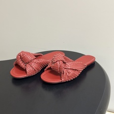 顶级品质 BOTTEGA VENETA 葆蝶家 2026夏季新款 BV Cherry 编织打结穆勒拖鞋系列细高跟/小猫跟 顶级品质 BOTTEGA VENETA 葆蝶家 2026夏季新款 BV Cherry 编织打结穆勒拖鞋系列细高跟/小猫跟