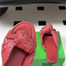 顶级品质 BOTTEGA VENETA 葆蝶家 2026夏季新款 BV Cherry 编织打结穆勒拖鞋系列细高跟/小猫跟 顶级品质 BOTTEGA VENETA 葆蝶家 2026夏季新款 BV Cherry 编织打结穆勒拖鞋系列细高跟/小猫跟