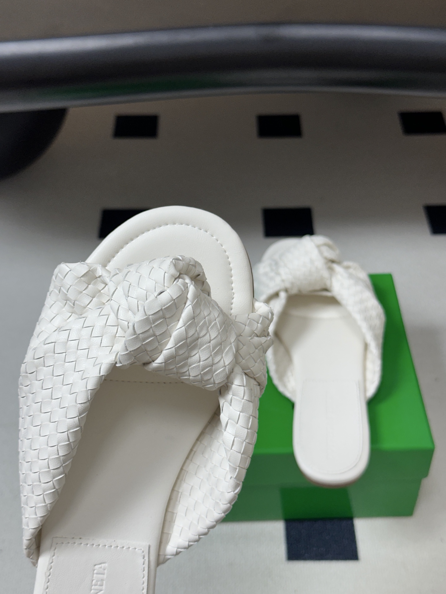 顶级品质 BOTTEGA VENETA 葆蝶家 2026夏季新款 BV Cherry 编织打结穆勒拖鞋系列细高跟/小猫跟 顶级品质 BOTTEGA VENETA 葆蝶家 2026夏季新款 BV Cherry 编织打结穆勒拖鞋系列细高跟/小猫跟