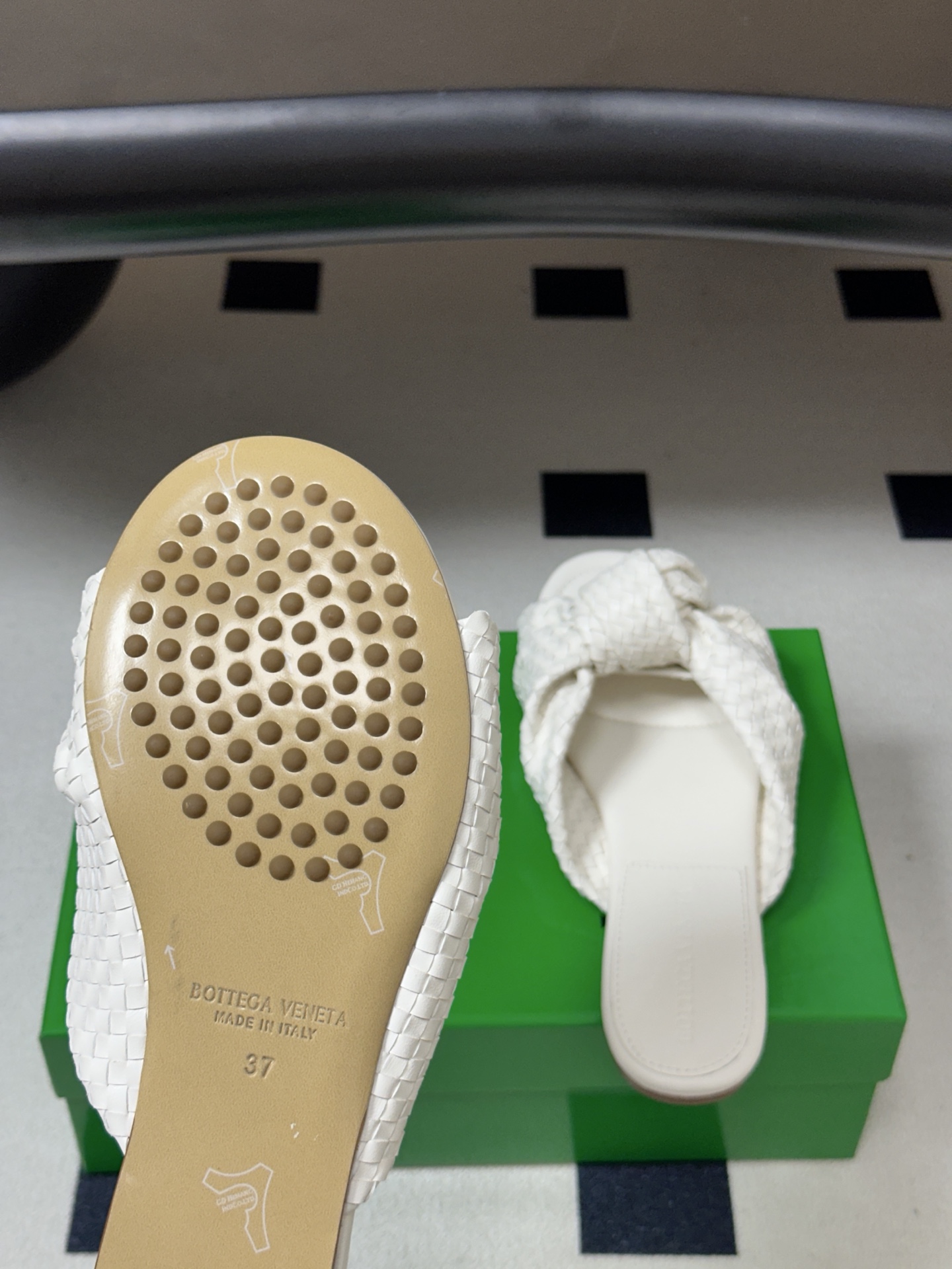 顶级品质 BOTTEGA VENETA 葆蝶家 2026夏季新款 BV Cherry 编织打结穆勒拖鞋系列细高跟/小猫跟 顶级品质 BOTTEGA VENETA 葆蝶家 2026夏季新款 BV Cherry 编织打结穆勒拖鞋系列细高跟/小猫跟