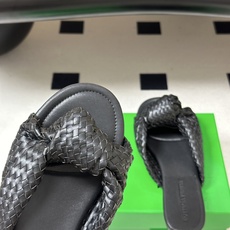 顶级品质 BOTTEGA VENETA 葆蝶家 2026夏季新款 BV Cherry 编织打结穆勒拖鞋系列细高跟/小猫跟 顶级品质 BOTTEGA VENETA 葆蝶家 2026夏季新款 BV Cherry 编织打结穆勒拖鞋系列细高跟/小猫跟