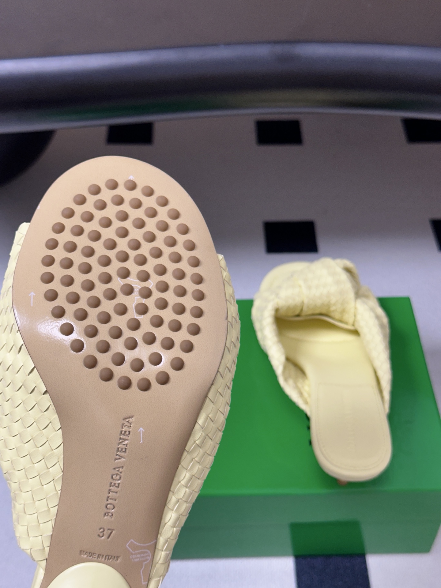 顶级品质 BOTTEGA VENETA 葆蝶家 2026夏季新款 BV Cherry 编织打结穆勒拖鞋系列细高跟/小猫跟 顶级品质 BOTTEGA VENETA 葆蝶家 2026夏季新款 BV Cherry 编织打结穆勒拖鞋系列细高跟/小猫跟