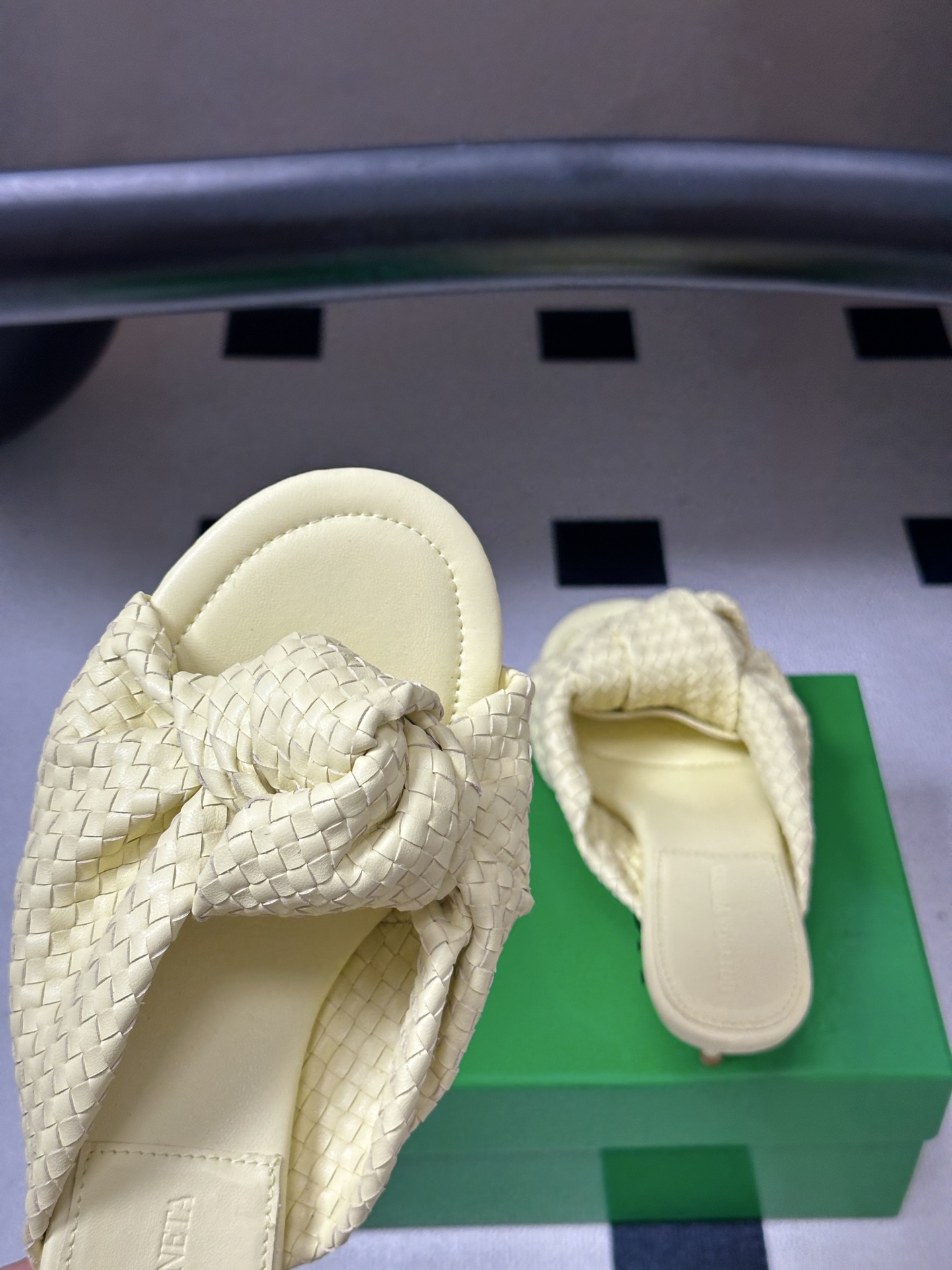 顶级品质 BOTTEGA VENETA 葆蝶家 2026夏季新款 BV Cherry 编织打结穆勒拖鞋系列细高跟/小猫跟 顶级品质 BOTTEGA VENETA 葆蝶家 2026夏季新款 BV Cherry 编织打结穆勒拖鞋系列细高跟/小猫跟