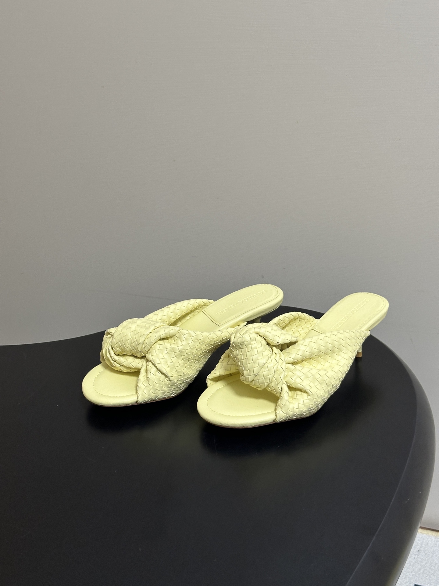 顶级品质 BOTTEGA VENETA 葆蝶家 2026夏季新款 BV Cherry 编织打结穆勒拖鞋系列细高跟/小猫跟 顶级品质 BOTTEGA VENETA 葆蝶家 2026夏季新款 BV Cherry 编织打结穆勒拖鞋系列细高跟/小猫跟