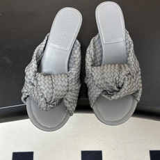 顶级品质 BOTTEGA VENETA 葆蝶家 2026夏季新款 BV Cherry 编织打结穆勒拖鞋系列细高跟/小猫跟 顶级品质 BOTTEGA VENETA 葆蝶家 2026夏季新款 BV Cherry 编织打结穆勒拖鞋系列细高跟/小猫跟