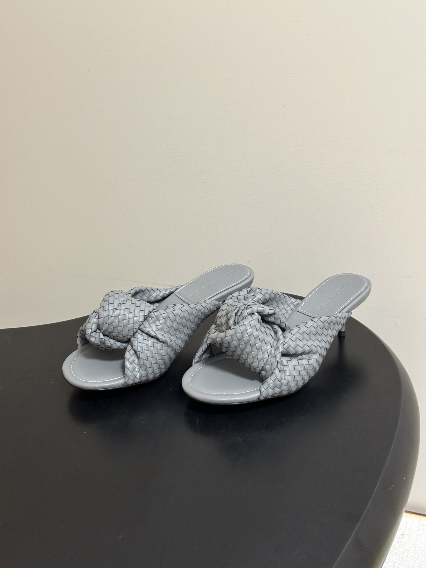 顶级品质 BOTTEGA VENETA 葆蝶家 2026夏季新款 BV Cherry 编织打结穆勒拖鞋系列细高跟/小猫跟 顶级品质 BOTTEGA VENETA 葆蝶家 2026夏季新款 BV Cherry 编织打结穆勒拖鞋系列细高跟/小猫跟