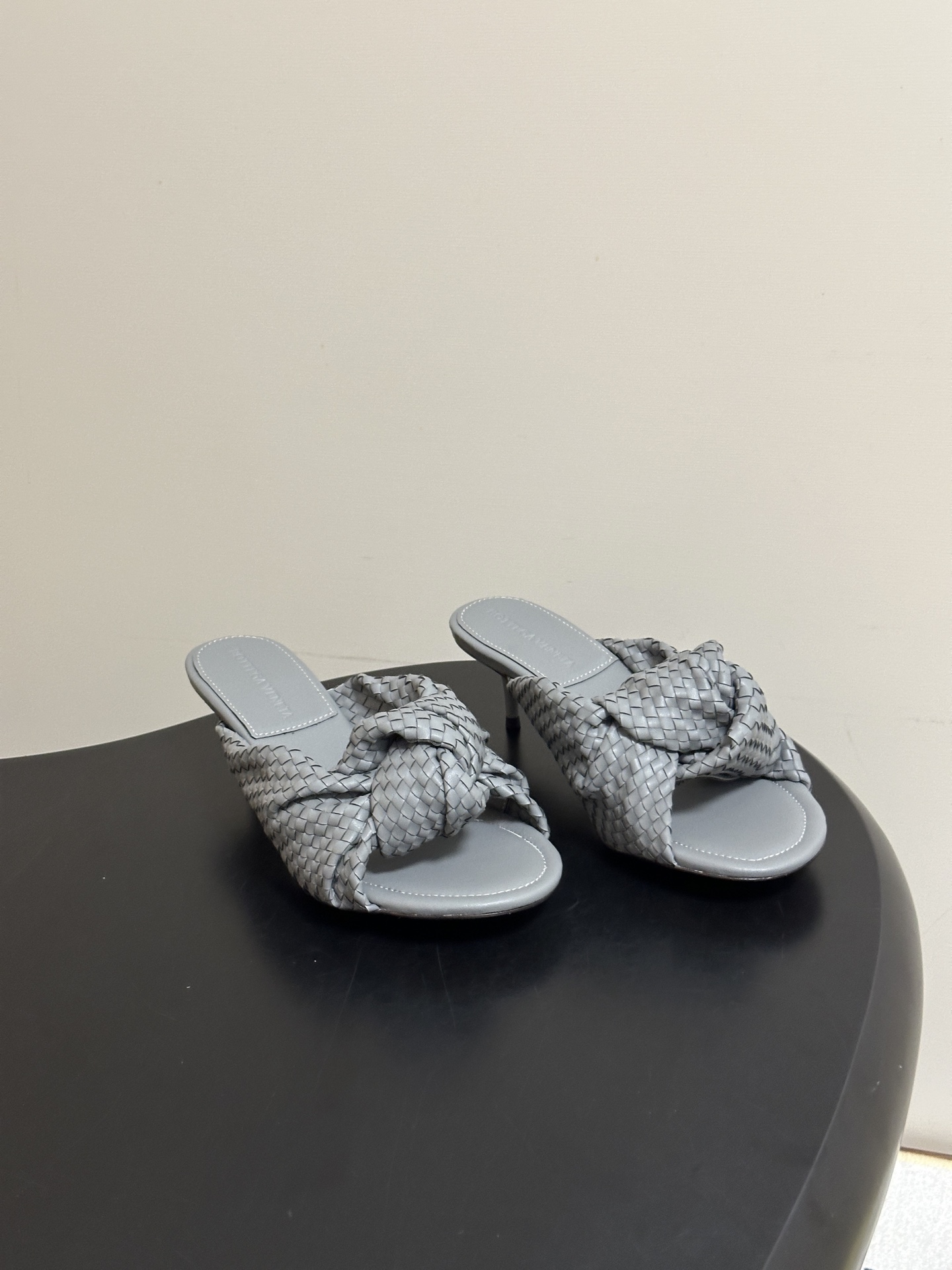 顶级品质 BOTTEGA VENETA 葆蝶家 2026夏季新款 BV Cherry 编织打结穆勒拖鞋系列细高跟/小猫跟 顶级品质 BOTTEGA VENETA 葆蝶家 2026夏季新款 BV Cherry 编织打结穆勒拖鞋系列细高跟/小猫跟