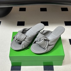 顶级品质 BOTTEGA VENETA 葆蝶家 2026夏季新款 BV Cherry 编织打结穆勒拖鞋系列细高跟/小猫跟 顶级品质 BOTTEGA VENETA 葆蝶家 2026夏季新款 BV Cherry 编织打结穆勒拖鞋系列细高跟/小猫跟