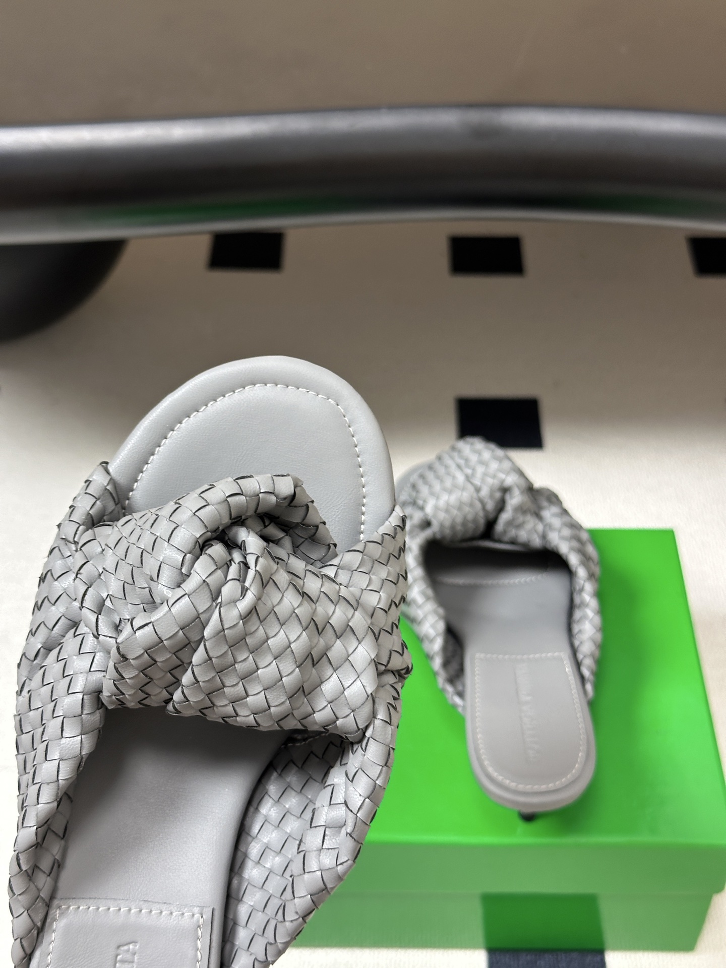 顶级品质 BOTTEGA VENETA 葆蝶家 2026夏季新款 BV Cherry 编织打结穆勒拖鞋系列细高跟/小猫跟 顶级品质 BOTTEGA VENETA 葆蝶家 2026夏季新款 BV Cherry 编织打结穆勒拖鞋系列细高跟/小猫跟